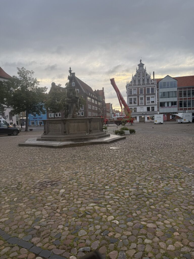 Aufbau am Morgen: Der Marktplatz ist noch leer, im Hintergrund steht schon der rote Kran