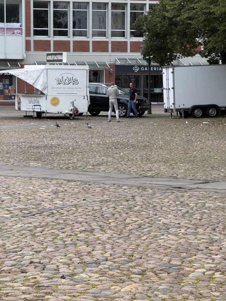 Aufbau auf dem Marktplatz: Der Verkaufswagen von DACHS und ein Anhänger stehen bereit