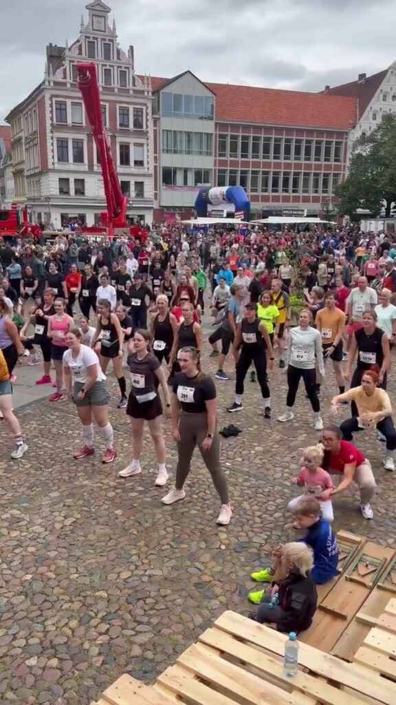 Gemeinsames Aufwärmen auf dem Marktplatz, von der Bühne aus gefilmt