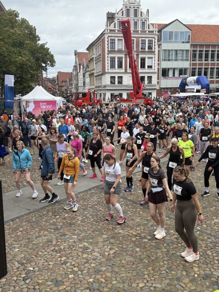Aufwärmen vor der Giebelhaus-Fassade am Marktplatz, daneben das Zelt von „Rote Rosen“