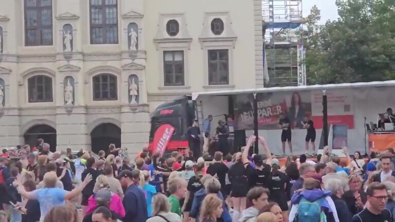 Aufwärmen vor dem Lüneburger Rathaus, der ganze Platz macht mit