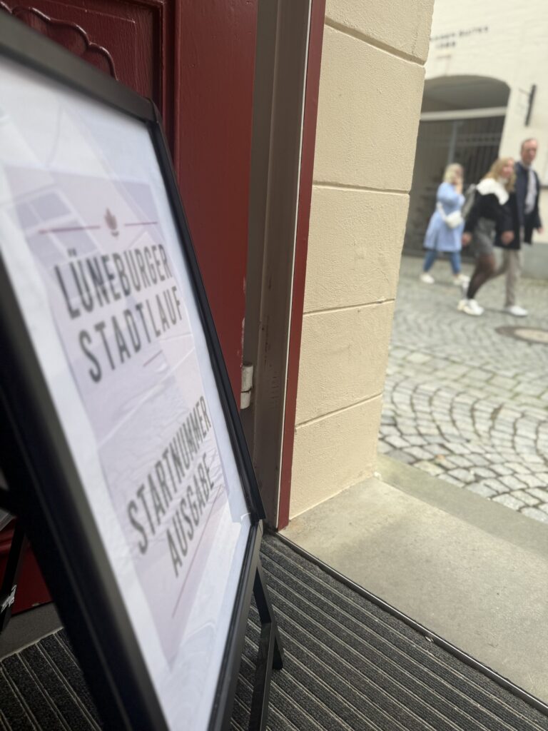 Aufsteller „Lüneburger Stadtlauf · Startnummernausgabe“ am Eingang